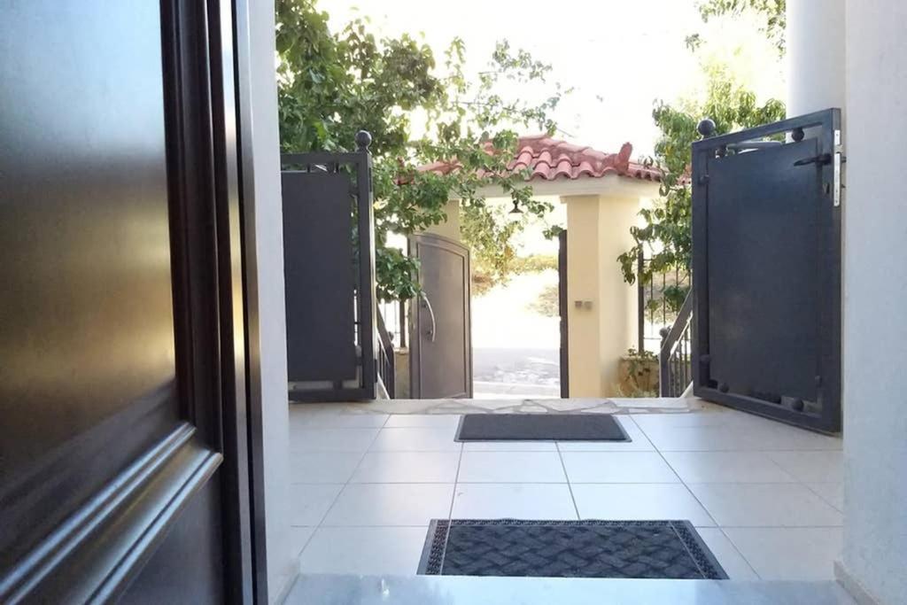 New, Bright, Cozy, Autonomous Apartment With Private Entrance And Garden, 42 M2, 5Min To The Beach And City Center Kalamáta Eksteriør bilde