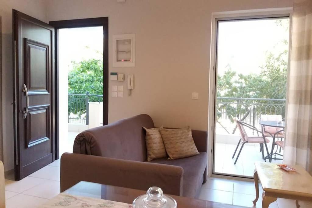 New, Bright, Cozy, Autonomous Apartment With Private Entrance And Garden, 42 M2, 5Min To The Beach And City Center Kalamáta Eksteriør bilde
