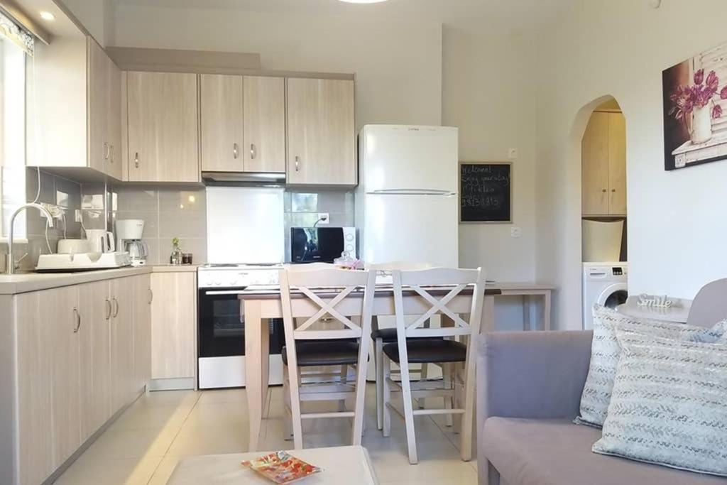New, Bright, Cozy, Autonomous Apartment With Private Entrance And Garden, 42 M2, 5Min To The Beach And City Center Kalamáta Eksteriør bilde