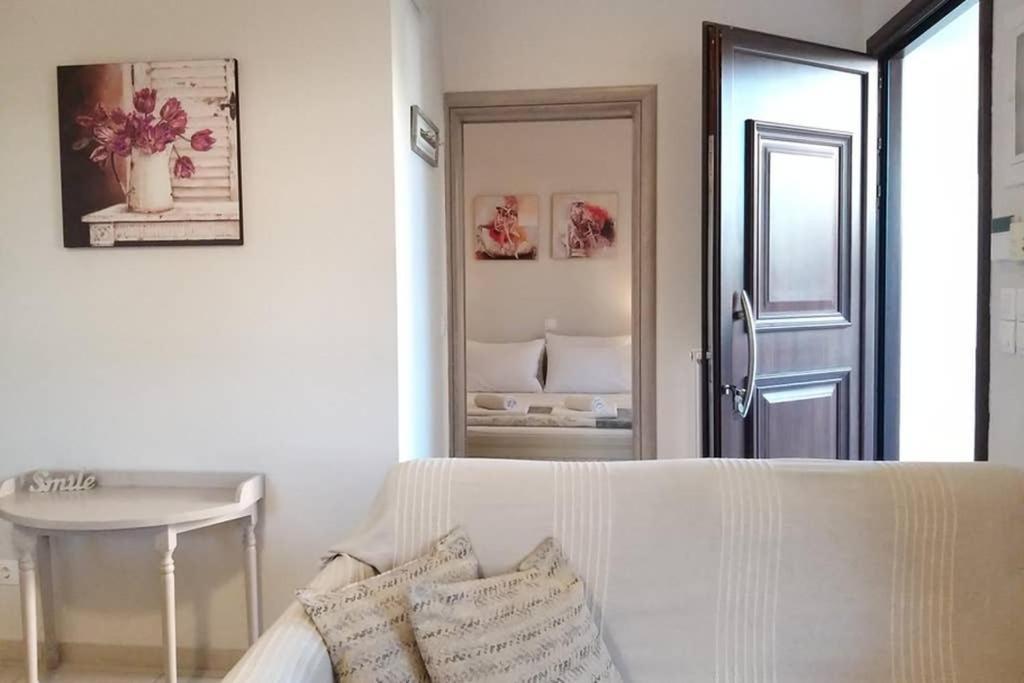New, Bright, Cozy, Autonomous Apartment With Private Entrance And Garden, 42 M2, 5Min To The Beach And City Center Kalamáta Eksteriør bilde