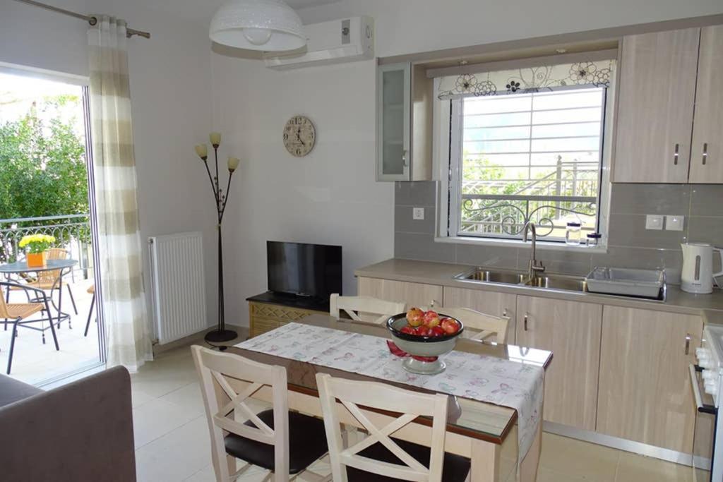 New, Bright, Cozy, Autonomous Apartment With Private Entrance And Garden, 42 M2, 5Min To The Beach And City Center Kalamáta Eksteriør bilde