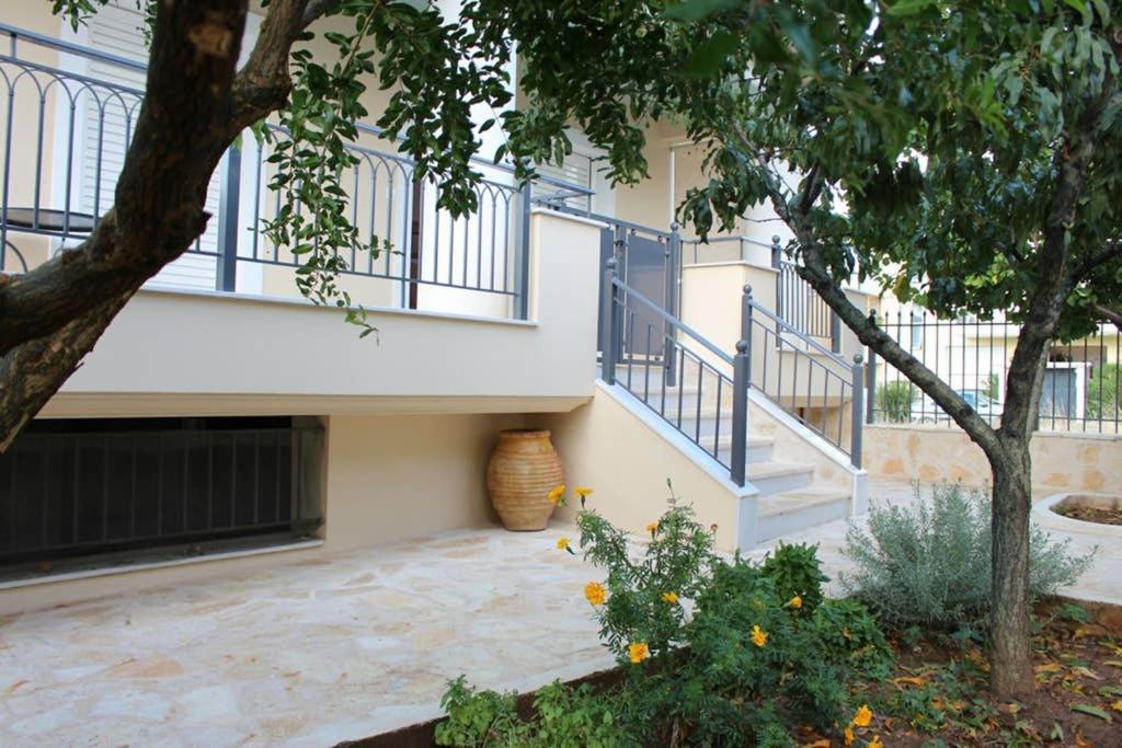 New, Bright, Cozy, Autonomous Apartment With Private Entrance And Garden, 42 M2, 5Min To The Beach And City Center Kalamáta Eksteriør bilde