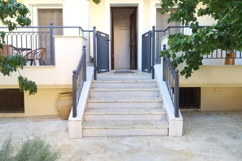 New, Bright, Cozy, Autonomous Apartment With Private Entrance And Garden, 42 M2, 5Min To The Beach And City Center Kalamáta Eksteriør bilde